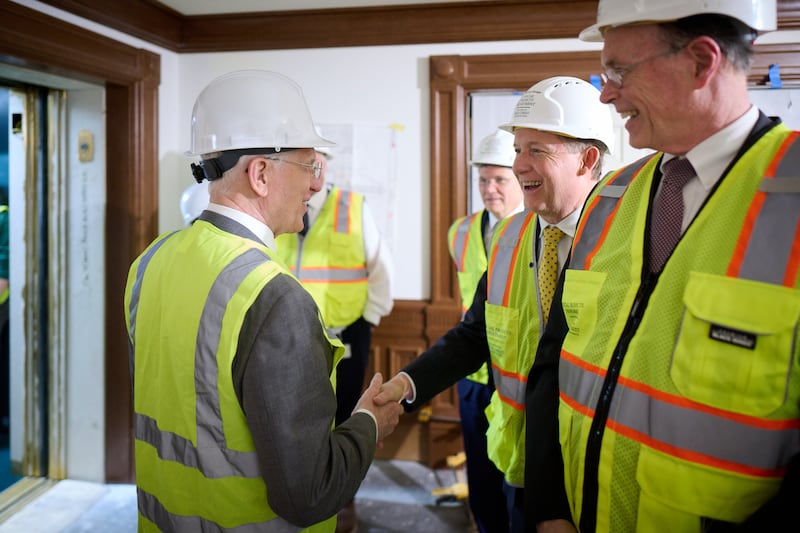 Le président D. Todd Christofferson, à gauche, salue des membres de l'Épiscopat président lors d'une visite du temple de Salt Lake.