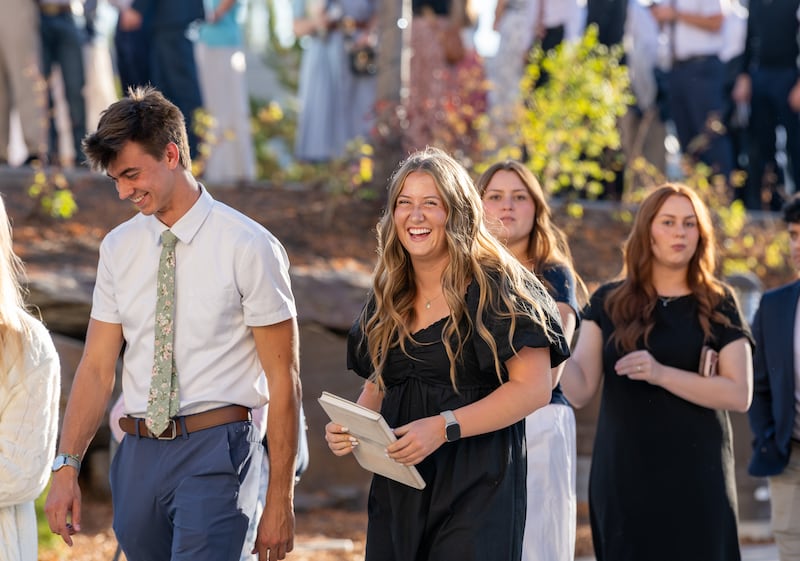 Des étudiants de BYU-Idaho se rassemblent à l'I-Center sur le campus de Rexburg (Idaho) pour une réunion spirituelle avec frère David A. Bednar, du Collège des douze apôtres, et son épouse, sœur Susan Bednar, le jeudi 8 octobre 2026.
