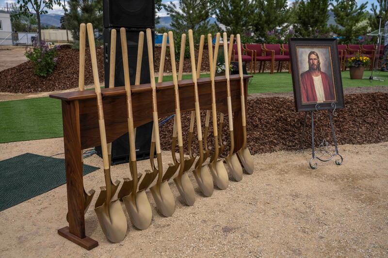 Les pelles devant etre utilisees pour la premiere pelletee de terre ceremonielle du temple de Missoula (Montana) sont pretes.