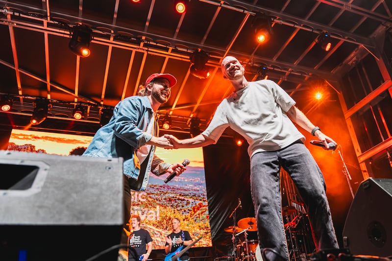 Garon Brett et Patch Crowe se serrent la main pendant le festival de musique pour les jeunes de Las Vegas à l'UNLV, le samedi 17 octobre 2026.