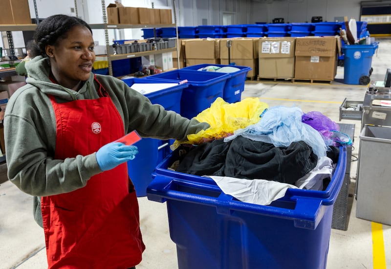 Zipporah Markus trie des vêtements au Centre humanitaire de l'Église de Jésus-Christ des Saints des Derniers Jours à Salt Lake City, Utah, le mardi 19 mai 2026.