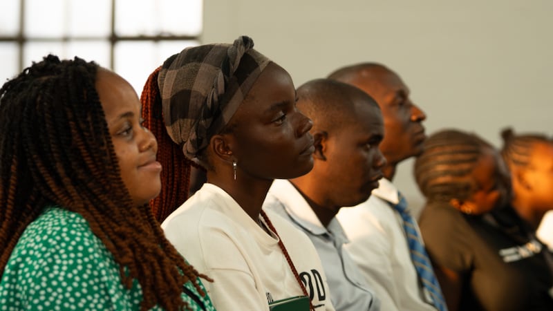 Des dirigeants des jeunes assistent à une réunion d'instruction à la chapelle de Palmeiras à Beira, au Mozambique, le 3 septembre 2026.