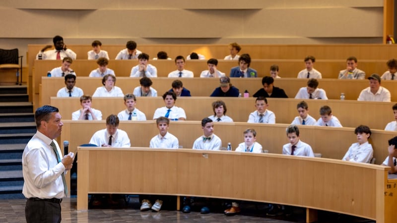 Frère M. Shayne Olsen s'adresse aux jeunes dans une salle de classe lors de la conférence Jeunes, soyez forts à Kamloops, en Colombie-Britannique (Canada), en août 2026.