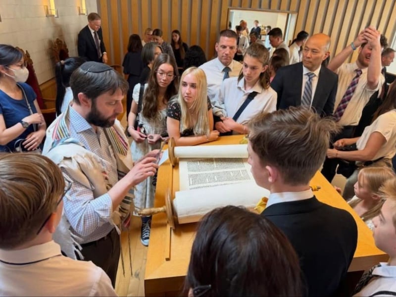 Le rabbin Andrew Scheer donne des informations sur la Torah aux jeunes et aux membres adultes du pieu sud (anglophone) de Tokyo (Japon) de l’Église lors d’une visite à la synagogue de la communauté juive du Japon le 17 mai 2026 à Tokyo.