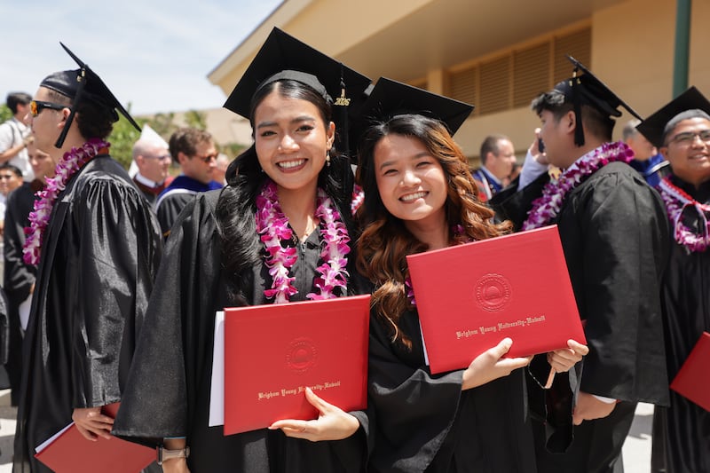 Des diplômés de BYU–Hawaii prennent des photos devant le Cannon Activities Center après la cérémonie de remise des diplômes le vendredi 17 avril 2026 à Laie, Hawaii.