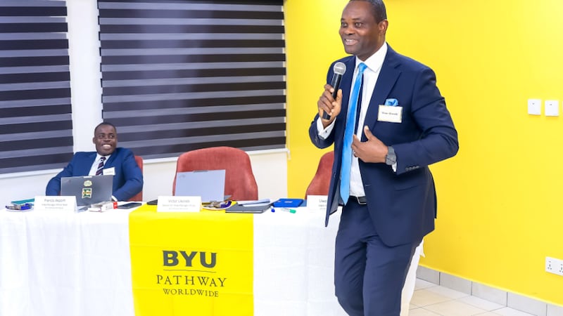 Président Victor B. Ukorebi, responsable international principal de l’Église pour l’Afrique et président du pieu de Lekki (Nigeria), parle des inscriptions à BYU–Pathway Worldwide à Lagos (Nigeria), en juillet 2026.