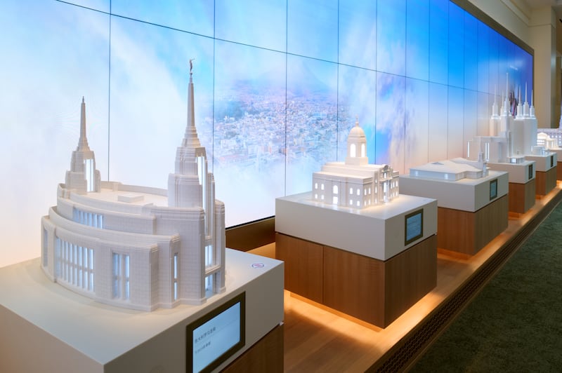 Une exposition de 11 temples miniatures construits à l'échelle, au niveau inférieur du centre des visiteurs de Temple Square, représente l'empreinte mondiale des maisons du Seigneur.