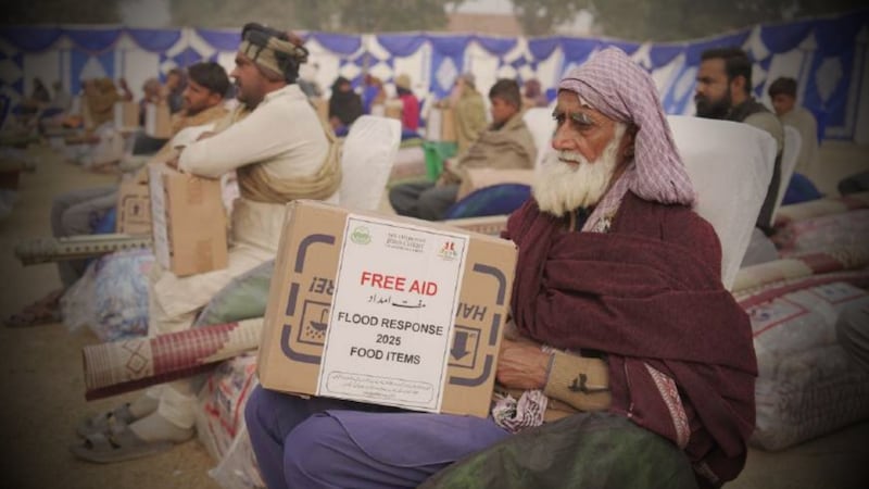 Des membres de la communauté ont reçu des colis de secours contre les inondations fournis par L'Église de Jésus-Christ des Saints des Derniers Jours et la Youth Development Foundation dans le sud du Pendjab, au Pakistan, de fin 2025 à début 2026.