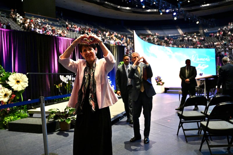 Sœur Susan Bednar, à gauche, et frère David A. Bednar, à droite, font un signe de cœur aux participantes de la conférence des femmes de BYU, au Marriott Center à Provo, Utah, le vendredi 1er mai 2026.