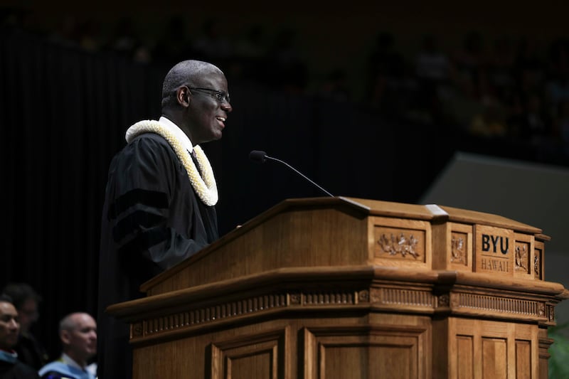 Elder Peter M. Johnson, soixante-dix Autorité générale, s'adresse aux diplômés lors de la cérémonie de remise des diplômes de BYU–Hawaii le vendredi 17 avril 2026, au Cannon Activities Center à Laie, Hawaï.
