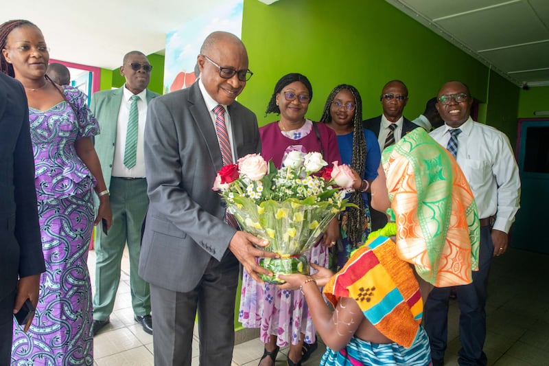 Elder Alfred Kyungu reçoit un bouquet de fleurs à la crèche de Yopougon Attié à Abidjan, en Côte d'Ivoire, le 20 juin 2024.