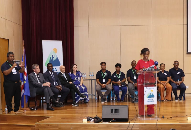 Des dirigeants de l'Église et des animateurs FSY assistent à la cérémonie d'ouverture de la conférence Jeunes, soyez forts à Praia, au Cap-Vert, le 17 août 2026.