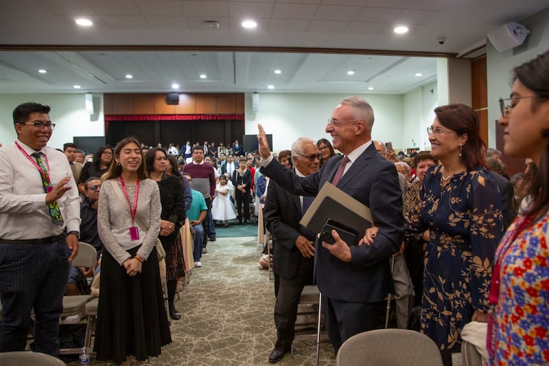 Frère Ulisses Soares, du Collège des douze apôtres, et son épouse, sœur Rosana Soares, saluent les membres lors d'une conférence de pieu spéciale à Mexico (Mexique), le 30 août 2026.