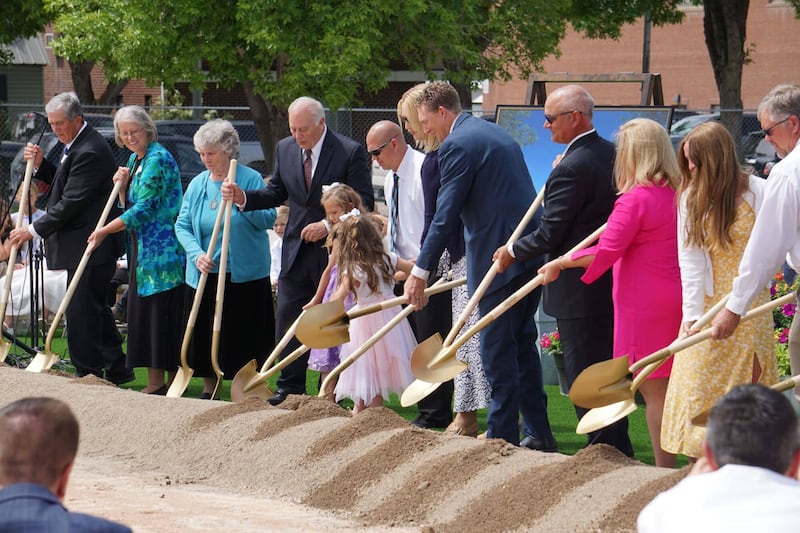 Elder Ryan K. Olsen, au centre, se joint aux membres locaux lors de la cérémonie de la première pelletée de terre du temple de Montpelier (Idaho), le samedi 17 juin 2023.