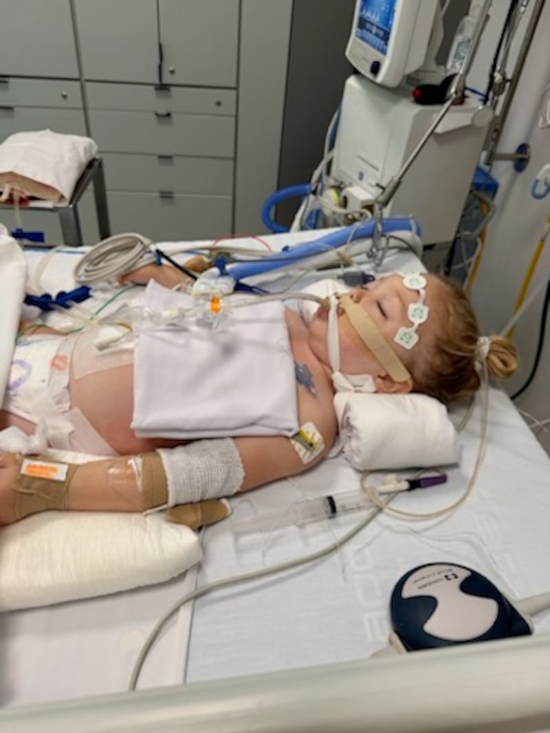 Estelle Santiago, alors âgée de 3 ans, est dans le coma dans un hôpital en Uruguay en janvier 2026.