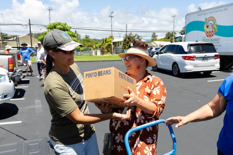 Des membres de l'Église de Jésus-Christ des Saints des Derniers Jours déchargent des dons alimentaires de l'Église à Hilo, Hawaii, le 13 juin 2026. Hawaii est le 50e État à recevoir un don en l'honneur du 250e anniversaire des États-Unis.