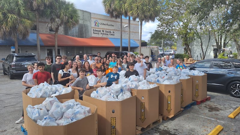 Des jeunes du pieu de Coral Springs en Floride de l'Église de Jésus-Christ des Saints des Derniers Jours préparent des articles donnés à Fort Lauderdale, en Floride, au LifeNet4Families le 13 février 2026.