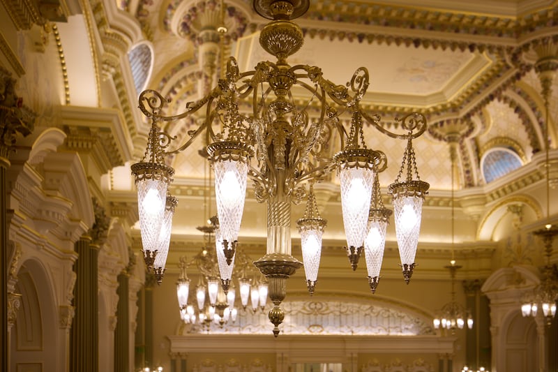 Un lustre dans la salle céleste du temple de Salt Lake City est présenté le mardi 23 juin 2026.
