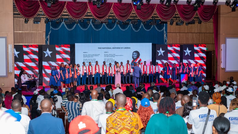 Des artistes chantent sur scène lors de la huitième conférence annuelle pour le renforcement des familles, qui s'est tenue du 19 au 20 juin 2026 à Monrovia, au Libéria.