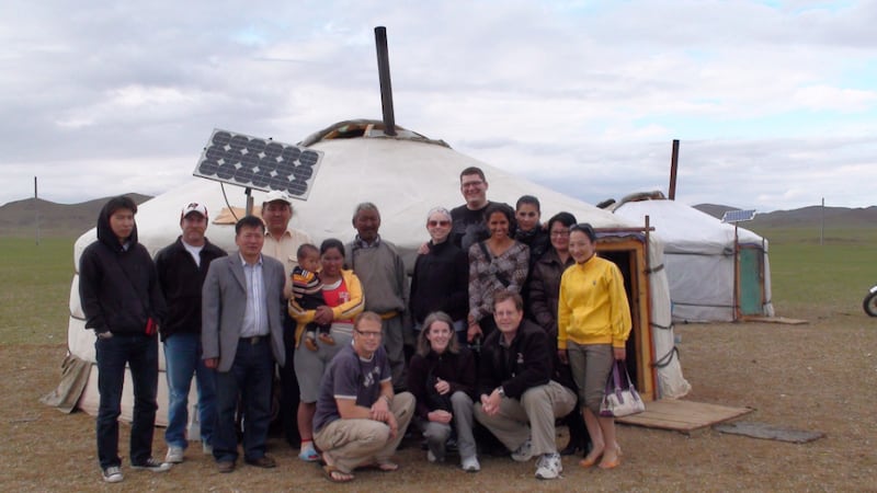 Dr Raymond Price, en bas à droite, pose avec l'équipe de formation en chirurgie laparoscopique à Uvurkhangai, en Mongolie, en 2011.