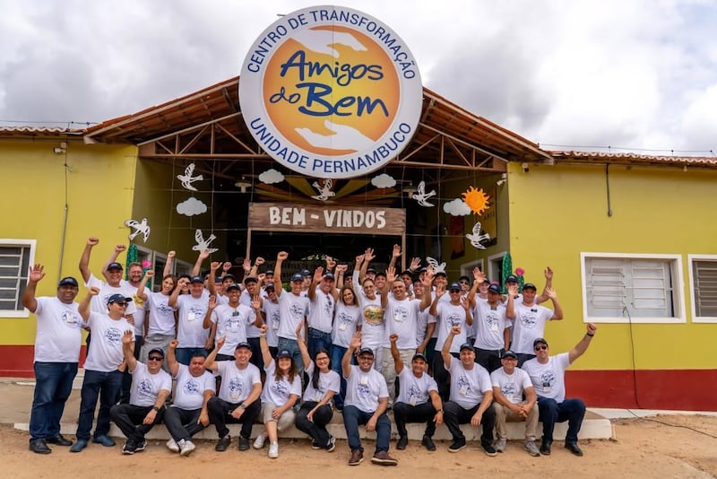 Des membres du Département d'entraide et d'autonomie de l'Église, des missionnaires de la mission de Recife sud (Brésil) et d'Amigos do Bem — l'une des plus grandes organisations à but non lucratif du Brésil, vouée à la lutte contre la faim et la pauvreté — sont photographiés devant un nouveau Centro de Transformação (centre de transformation) à São Domingos, Pernambuco, Brésil. Cet effort humanitaire a été présenté sur la page d'autonomie de l'Église au Brésil en avril 2026.
