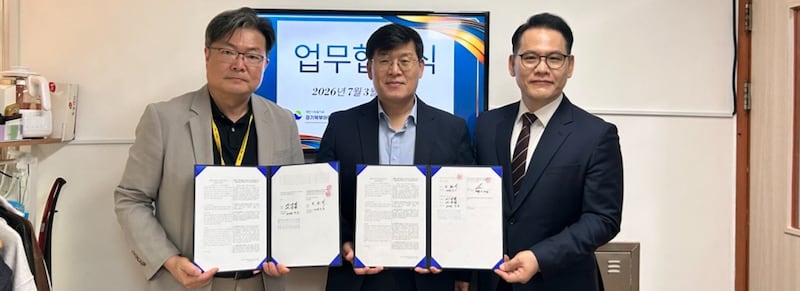 Il-Gwang Choi, président du pieu de Séoul Est (Corée), et Hyun Seog Cho, directeur de l'entraide et de l'autonomie, remettent un don officiel de l'Église de Jésus-Christ des Saints des Derniers Jours à Sang-Yeob Lee, directeur du Centre temporaire de protection de l'enfance du nord de Gyeonggi, à Séoul, en Corée du Sud, le 3 juillet 2026.