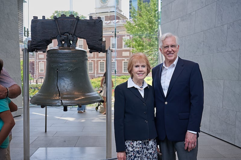 Le président D. Todd Christofferson, deuxième conseiller dans la Première Présidence, et son épouse, sœur Kathy Christofferson, se tiennent près de la Cloche de la Liberté à Philadelphie, en Pennsylvanie, le vendredi 12 juin 2026.