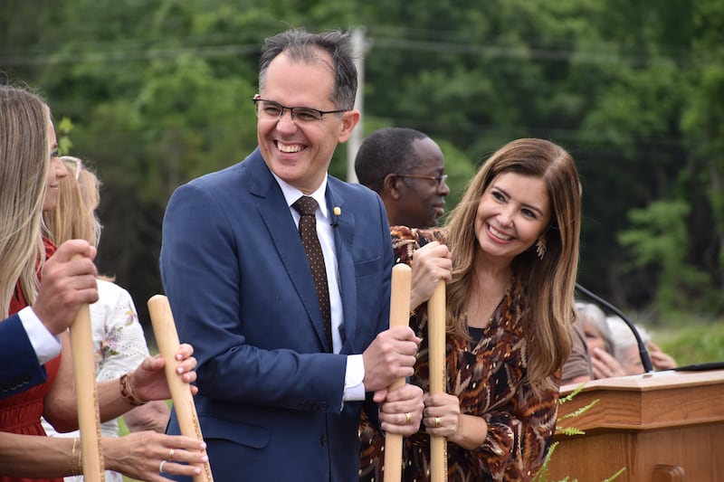Elder Aroldo B. Cavalcante, soixante-dix Autorité générale et conseiller dans la présidence de l'interrégion sud-est des États-Unis, et sa femme, sœur Christiana Cavalcante, se joignent à d'autres personnes lors de la cérémonie de la première pelletée de terre du temple de Springfield (Missouri).
