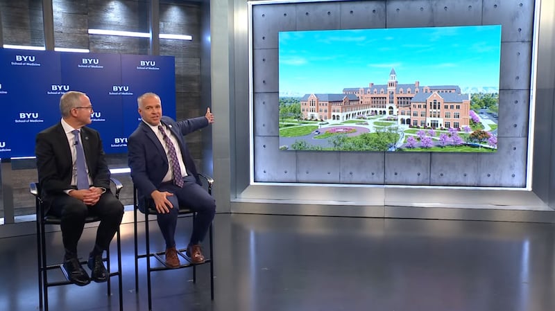 C. Shane Reese, président de l'université Brigham Young, montre un rendu architectural de la nouvelle école de médecine de BYU aux côtés du Dr Mark J. Ott, doyen de l'école, lors d'une annonce à Provo (Utah), le mercredi 14 octobre 2026.