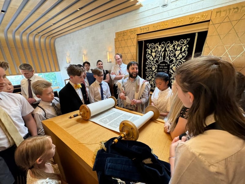 Le rabbin Andrew Scheer enseigne la Torah à des membres de l’Église de Jésus-Christ des Saints des Derniers Jours pendant une visite à la synagogue de la Communauté juive du Japon, dans le district de Hiroo, à Tokyo (Japon), le 17 mai 2026.