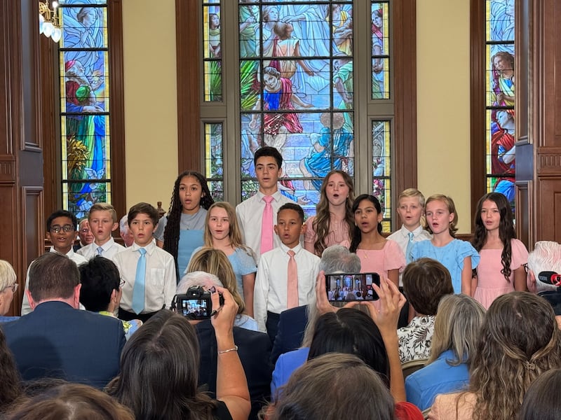 Un chœur d'enfants chante lors de l'événement médiatique du mardi 1er septembre 2026, à Salt Lake City, annonçant le thème « Réjouissez-vous dans le Christ » pour les prochaines journées portes ouvertes et la célébration du temple historique de Salt Lake de l'Église de Jésus-Christ des Saints des Derniers Jours.