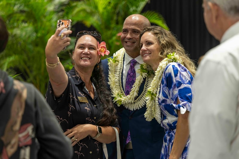 Le président de BYU–Hawaii, John S.K. Kauwe III, et son épouse, sœur Monica Kauwe, saluent des étudiants et des membres du personnel enseignant à l'issue de la réunion spirituelle tenue au Cannon Activities Center à Laie (Hawaï), le mardi 8 septembre 2026.