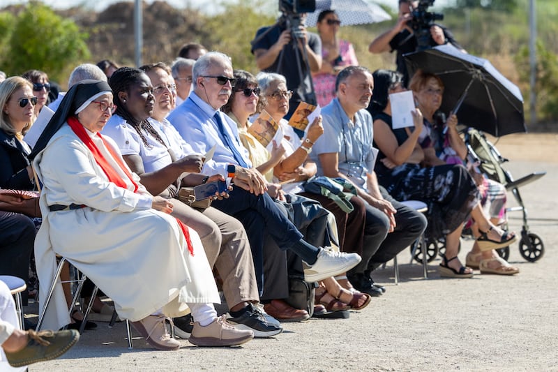 Des membres de la communauté, des saints des derniers jours et des dirigeants locaux assistent à la cérémonie d'ouverture du chantier du temple de Barcelone (Espagne) le samedi 19 septembre 2026, à Barcelone, en Catalogne (Espagne).