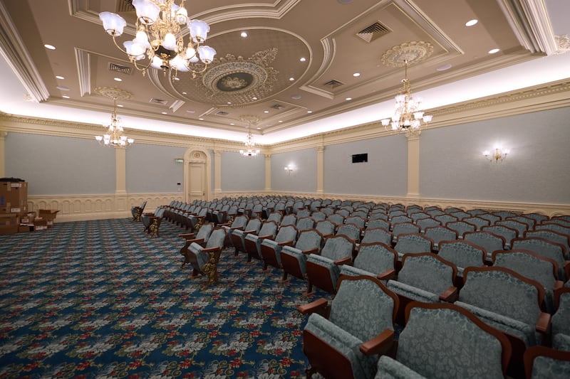 Les travaux de finition approchent de leur achèvement dans l'une des cinq salles d'instruction à l'intérieur du temple historique de Salt Lake à Salt Lake City le mercredi 24 juin 2026.