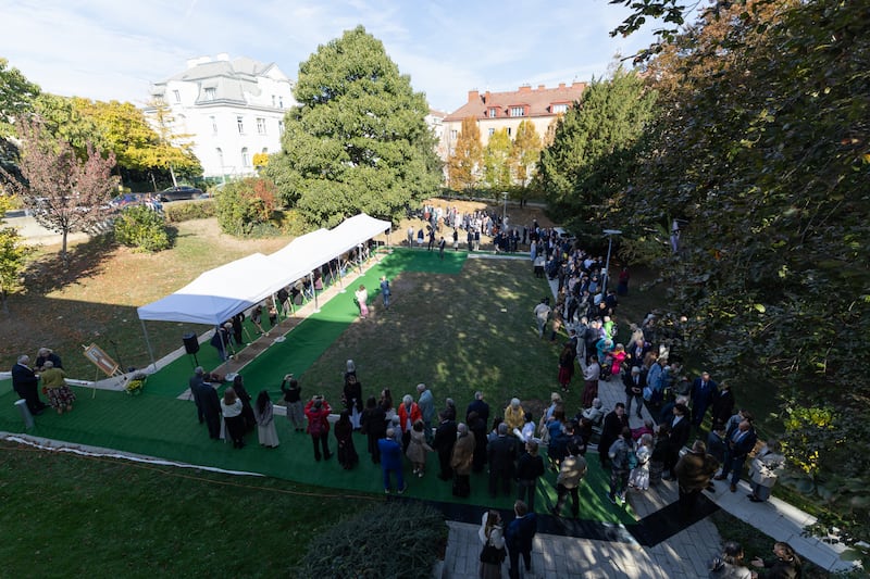 Les participants se rassemblent lors de la cérémonie d'ouverture du chantier du temple de Vienne (Autriche), à Vienne, en Autriche, le 17 octobre 2026.