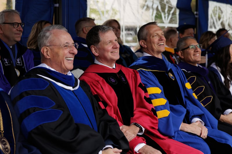 De gauche à droite : frère Ulisses Soares, du Collège des douze apôtres ; frère James R. Rasband, soixante-dix Autorité générale ; Keith Vorkink, vice-président de l'avancement de BYU, et Carlos Hernandez, vice-président de l'appartenance de BYU, regardent le défilé des diplômés avant la cérémonie de remise des diplômes le jeudi 23 avril 2026 à Provo, en Utah.