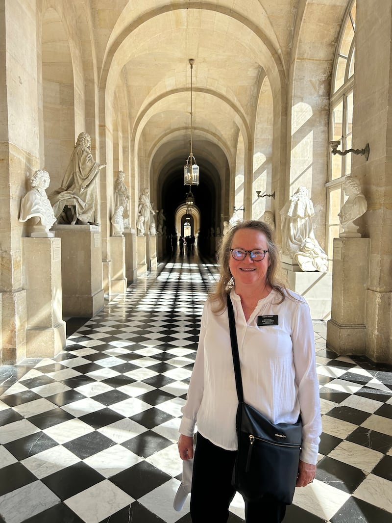 Delys Snyder visite des sites à Paris, en France, alors qu'elle est en mission avec son mari, Phil Snyder, de 2024 à 2025.