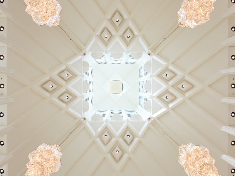 Un motif de plafond à l'intérieur du temple de San Diego, en Californie.