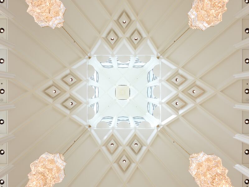 Un motif de plafond à l'intérieur du temple de San Diego, en Californie.