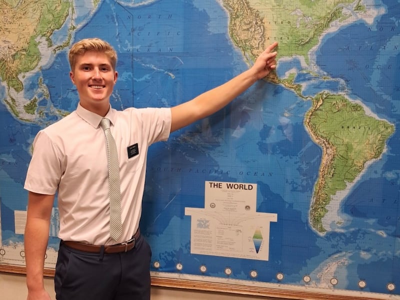 Joshua Farrell montre du doigt la mission d'Oklahoma City alors qu'il se prépare à y accomplir son service missionnaire à temps plein en espagnol, Provo Utah, 16 septembre 2024.