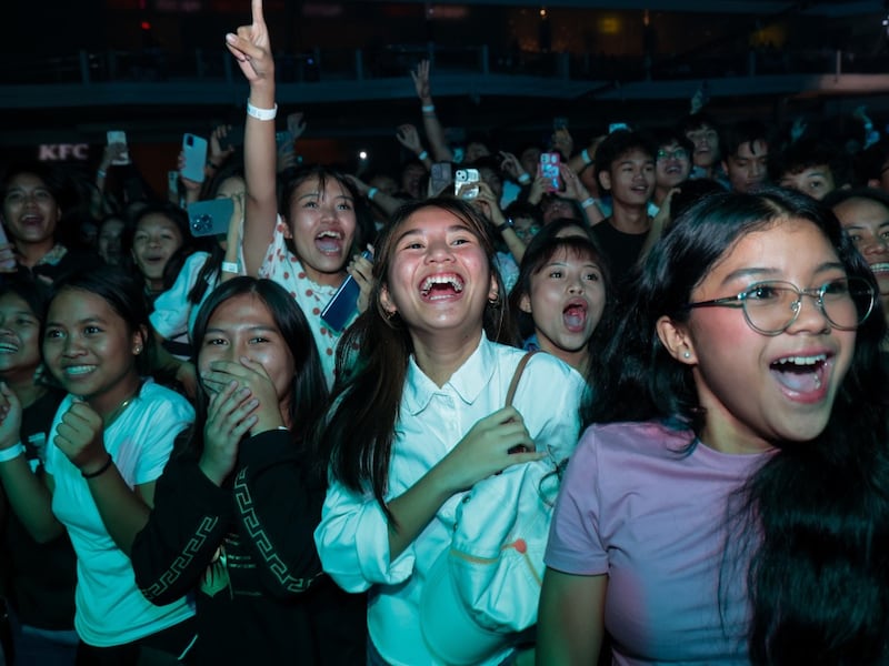Des milliers de jeunes assistent à « Walk With Me : Le concert des jeunes 2026 » à Cagayan de Oro (Philippines), le 19 septembre 2026.