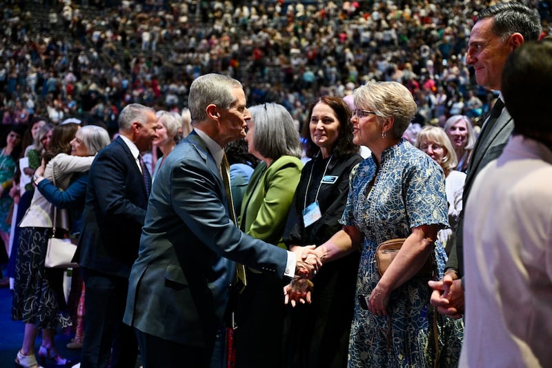 David A. Bednar, du Collège des douze apôtres, salue les participants lors du discours de clôture de la conférence des femmes de BYU au Marriott Center à Provo, en Utah, le vendredi 1er mai 2026.