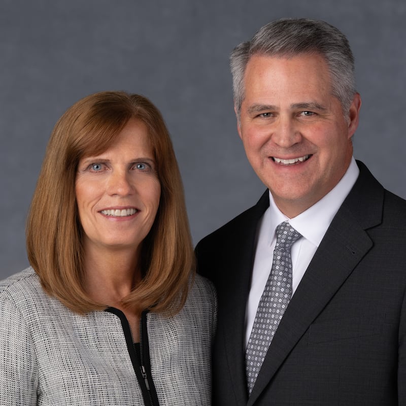 Todd Mickelsen et Tami Mickelsen, qui serviront comme président et compagne de la mission d'El Salvador Santa Ana à partir de juillet 2026.