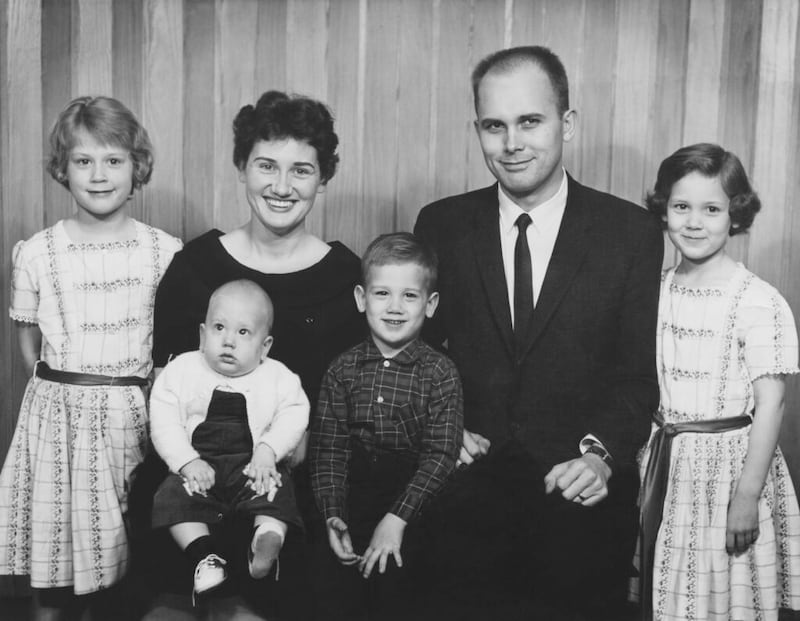 La famille Oaks avec le nouveau-né, Dallin D., sur les genoux de June, printemps 1961.