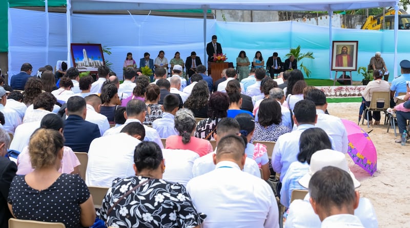 Des dirigeants et des membres de l’Église — accompagnés de représentants du gouvernement et de la communauté — participent à la cérémonie d’ouverture du chantier du temple d’Iquitos (Pérou) à Iquitos (Pérou), le samedi 10 octobre 2026.