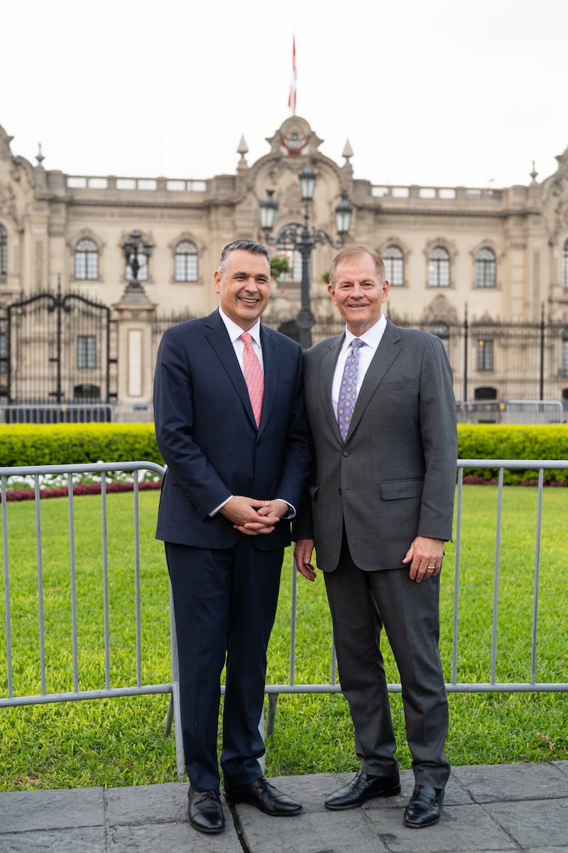 Frère Gary E. Stevenson, du Collège des douze apôtres de l’Église de Jésus-Christ des Saints des Derniers Jours, et frère Juan Pablo Villar, soixante-dix Autorité générale et président de l’interrégion du Nord-Ouest de l’Amérique du Sud, posent pour une photo devant le palais du Gouvernement à Lima (Pérou), le jeudi 27 août 2026.