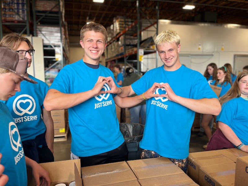 Des bénévoles de JustServe posent pour une photo tout en déchargeant et en préparant des dons alimentaires de l'Église de Jésus-Christ des Saints des Derniers Jours à Fairbanks, en Alaska, le 11 juin 2026, pour distribution aux organismes à but non lucratif et aux personnes dans le besoin.