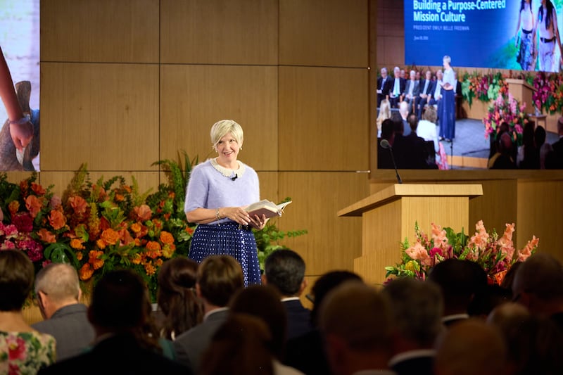 La présidente générale des Jeunes Filles Emily Belle Freeman, membre du Conseil exécutif missionnaire de l'Église, prend la parole lors du Séminaire 2026 pour les nouveaux dirigeants de mission le samedi 20 juin 2026, au Centre de formation des missionnaires de Provo à Provo, Utah.