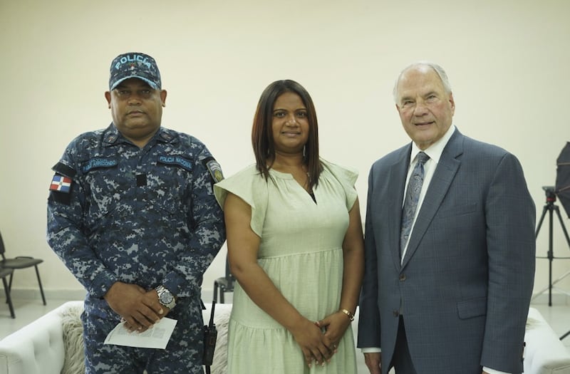 Elder Ronald A. Rasband, du Collège des douze apôtres, se tient aux côtés de Pablo Arredondo et d'Erika Nieves.