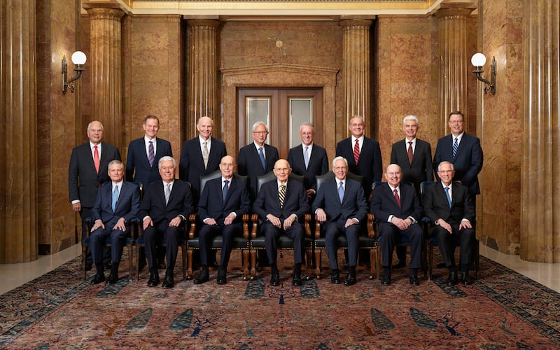 Premier rang, de gauche à droite : frère David A. Bednar, président par intérim Dieter F. Uchtdorf, président Henry B. Eyring, président Dallin H. Oaks, président D. Todd Christofferson, frère Quentin L. Cook et frère Neil L. Andersen. Deuxième rang, de gauche à droite : frère Ronald A. Rasband, frère Gary E. Stevenson, frère Dale G. Renlund, frère Gerrit W. Gong, frère Ulisses Soares, frère Patrick Kearon, frère Gérald Caussé et frère Clark G. Gilbert. Photo prise le 4 mars 2026.